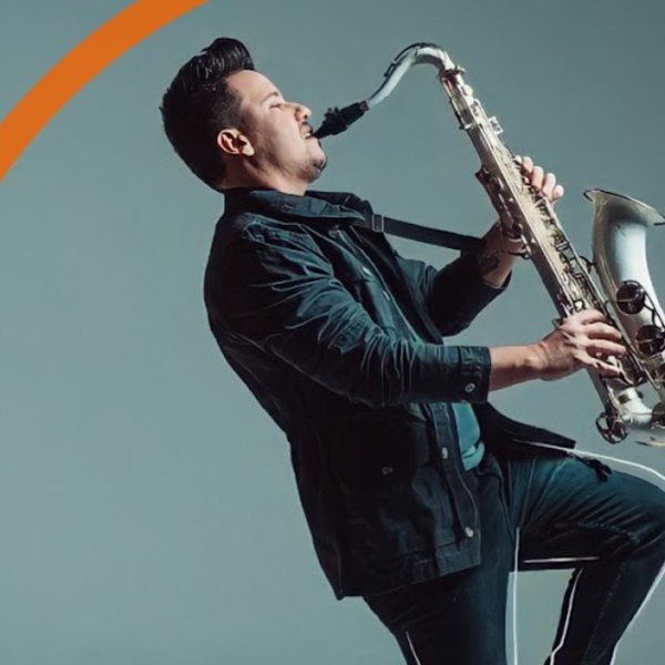 Blener Maycom tocando saxofone
